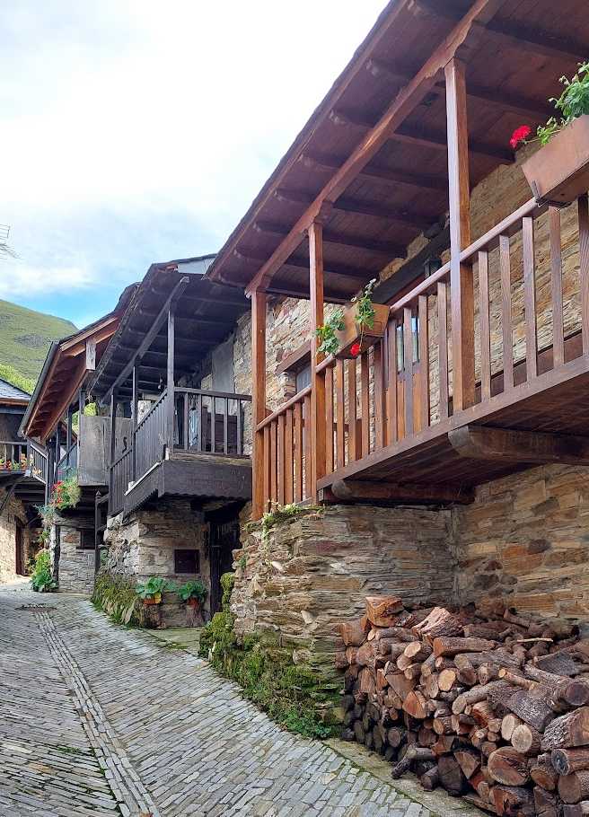 Peñalba de Santiago, turismo rural, senderismo, turismo de montaña, turismo sensorial, montes Aquilianos, turismo cultural